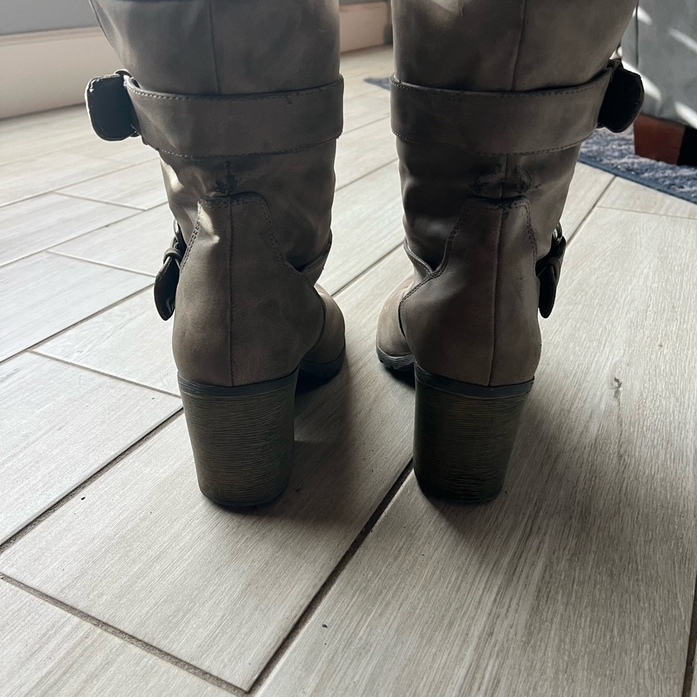 Stylish Women's Tan Boots